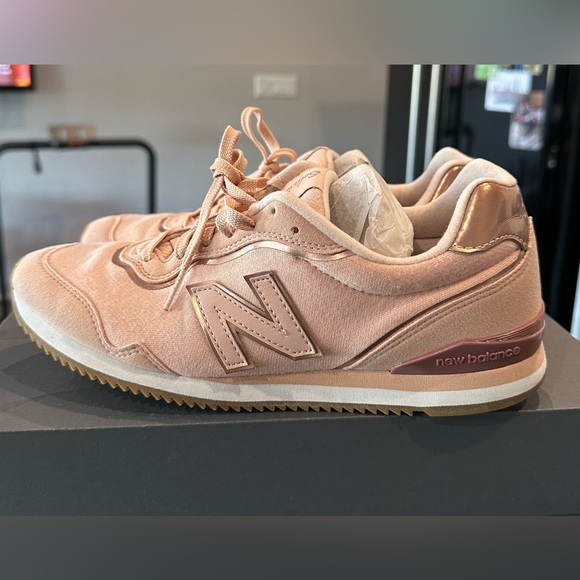 Women’s light pink New Balance Sneaks (8.5) - Picture 2 of 7